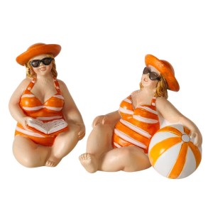 Boltze Dekofigur Jodie, 2-fach sortiert: Frau mit Sonnenhut und orange-weiß gestreiftem Badeanzug, eine mit Buch, eine mit Ball.