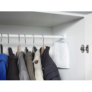 Uhu Luftentfeuchter Mobil Lavendel im Kleiderschrank, hängend an der Stange.