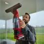 Einhell Akku-Fensterreiniger Brillianto im Einsatz zum streifenfreien Fensterputzen.