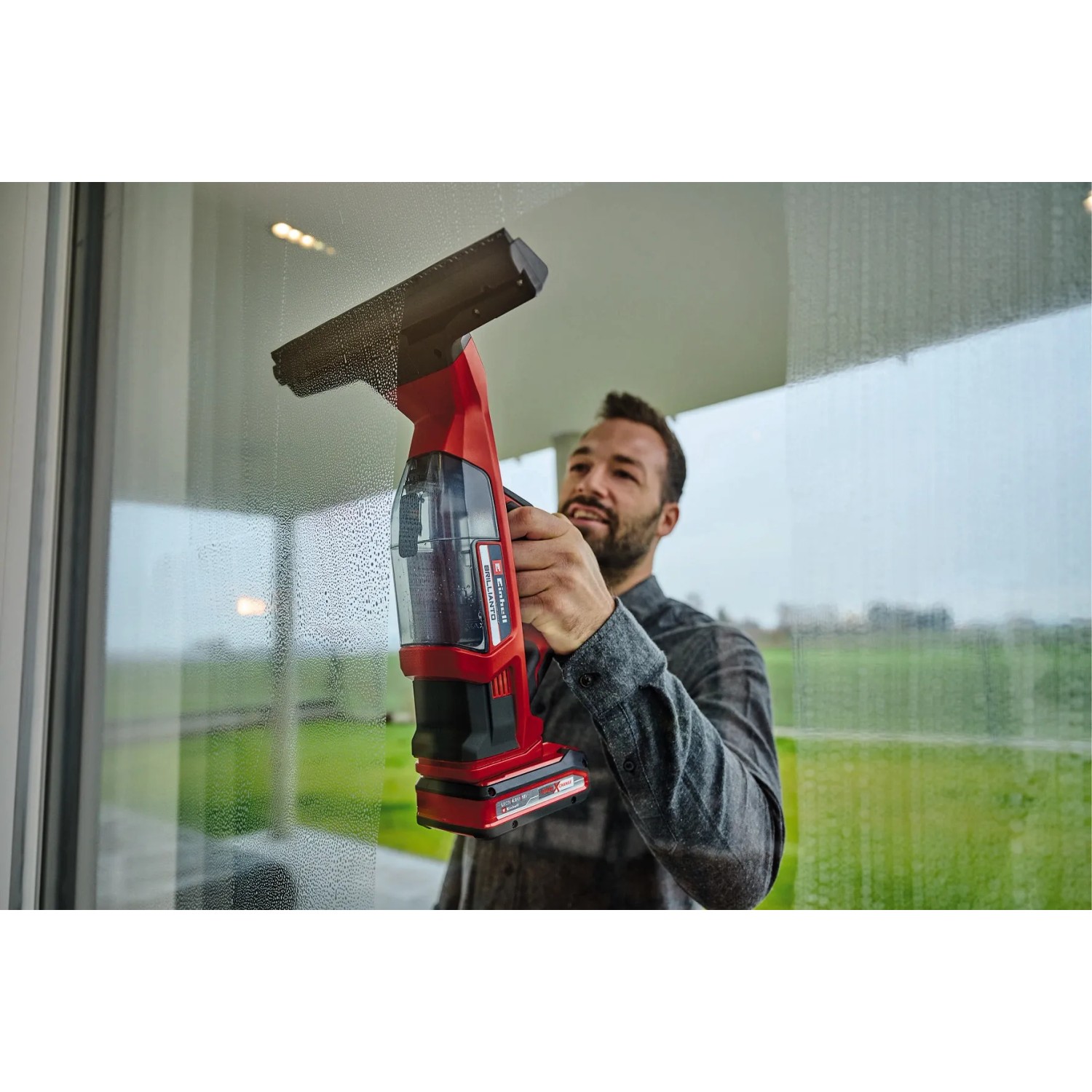 Einhell Akku-Fensterreiniger Brillianto im Einsatz zum streifenfreien Fensterputzen.