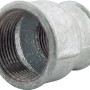 Graues Temperguss-Fitting mit zwei Innengewinden (38,9 mm und 30,3 mm) zur Rohrverbindung.