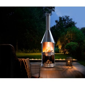 Buschbeck Gartengrillkamin Sydney Edelstahl mit Feuerstelle im Garten.
