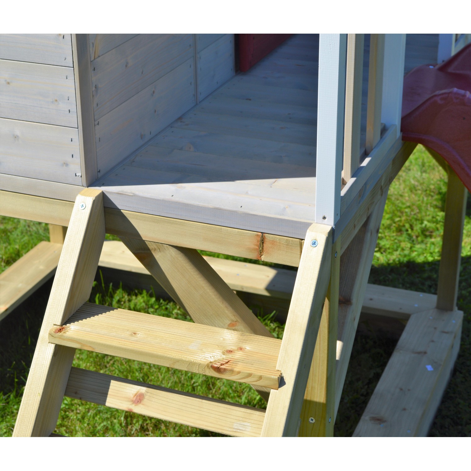 Detailansicht: Wendi Toys Kinderspielhaus Frosch mit Treppe zum Spielturm und Rutsche.