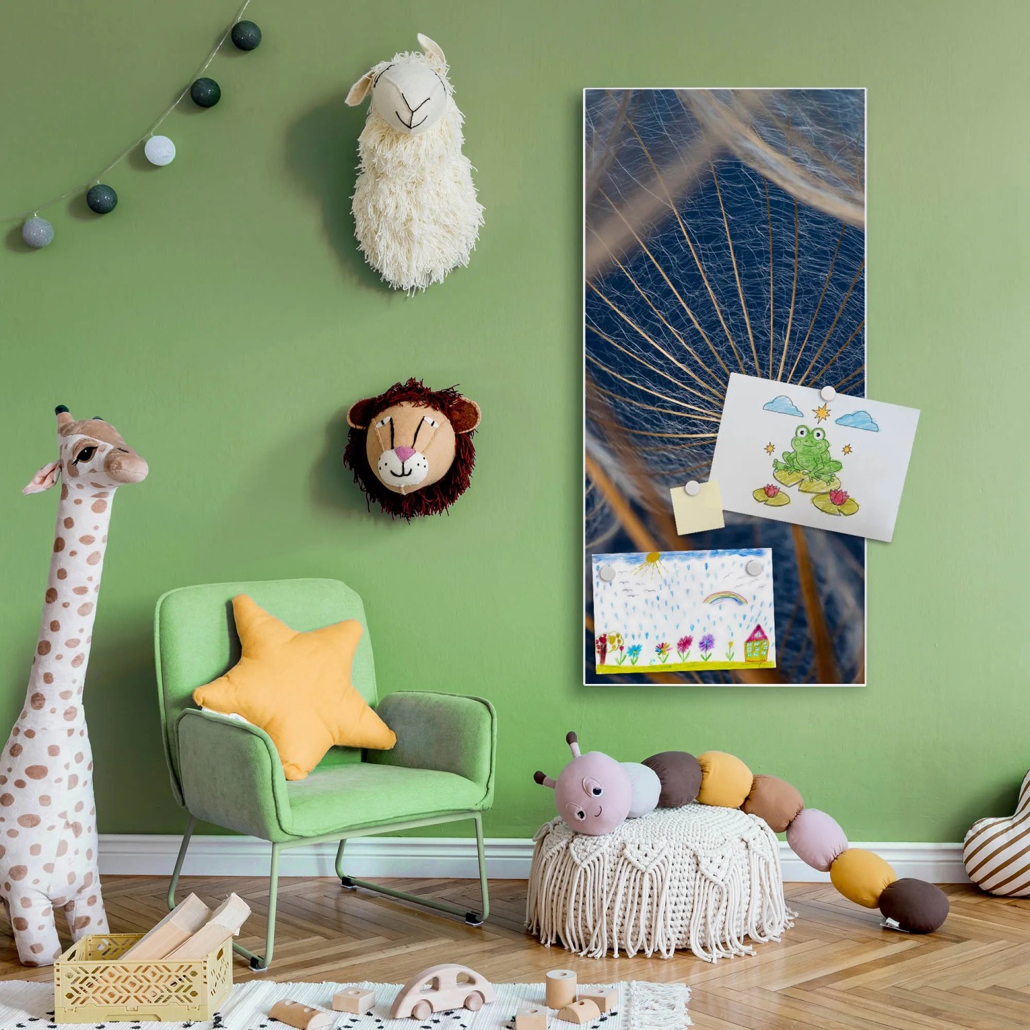 Weiße Magnettafel 37x78cm mit Motiv Verblüht als Wanddeko im Kinderzimmer mit Zeichnungen.