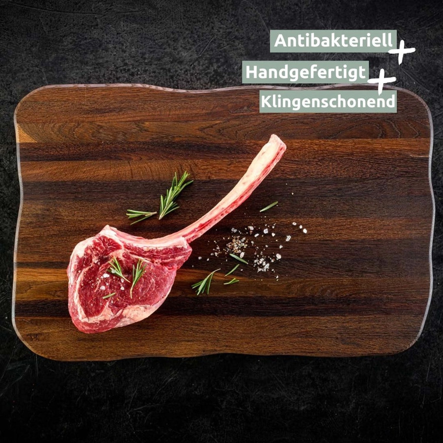 Holz4home La Madera Steakbrett Master aus dunkler Eiche mit Tomahawk Steak und Rosmarin.