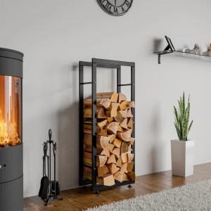 Schwarzes DELUKE Kaminholzregal aus Metall mit Holzscheiten für den Innenbereich.