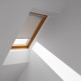 Beiges Velux Verdunkelungsrollo DBL C02 4230 für ältere Dachfenster, teilweise geöffnet.
