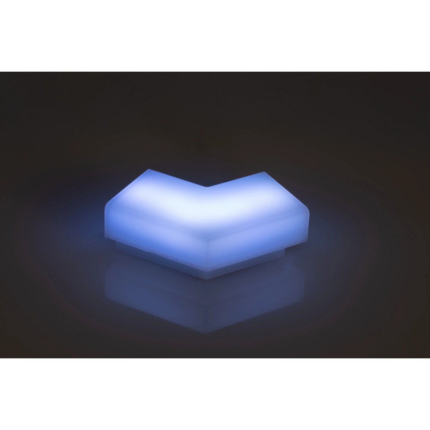Trio Lines LED-Lichtsystem V-Verbinder, blau leuchtend, für smarte Leuchten.