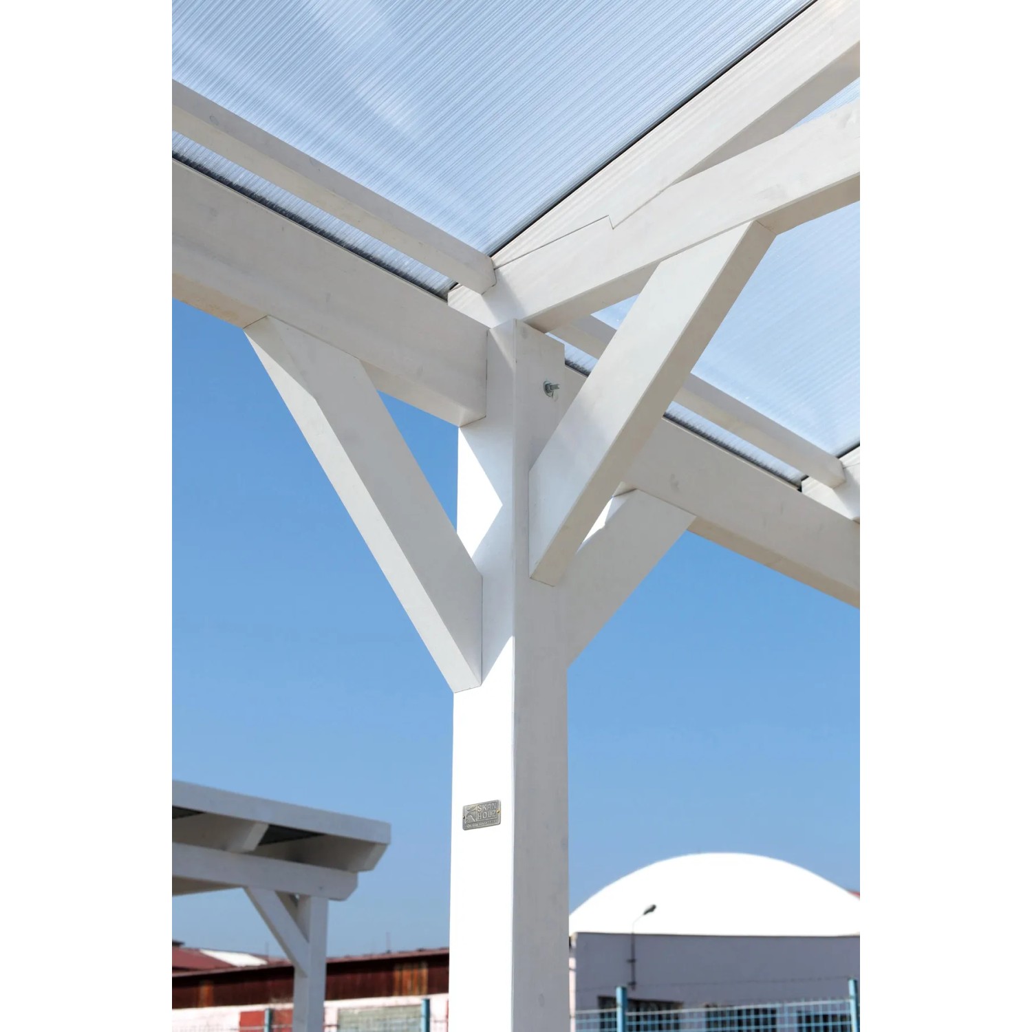 Detailansicht des weißen Skan Holz Carport Westerwald mit Doppelstegplatten.