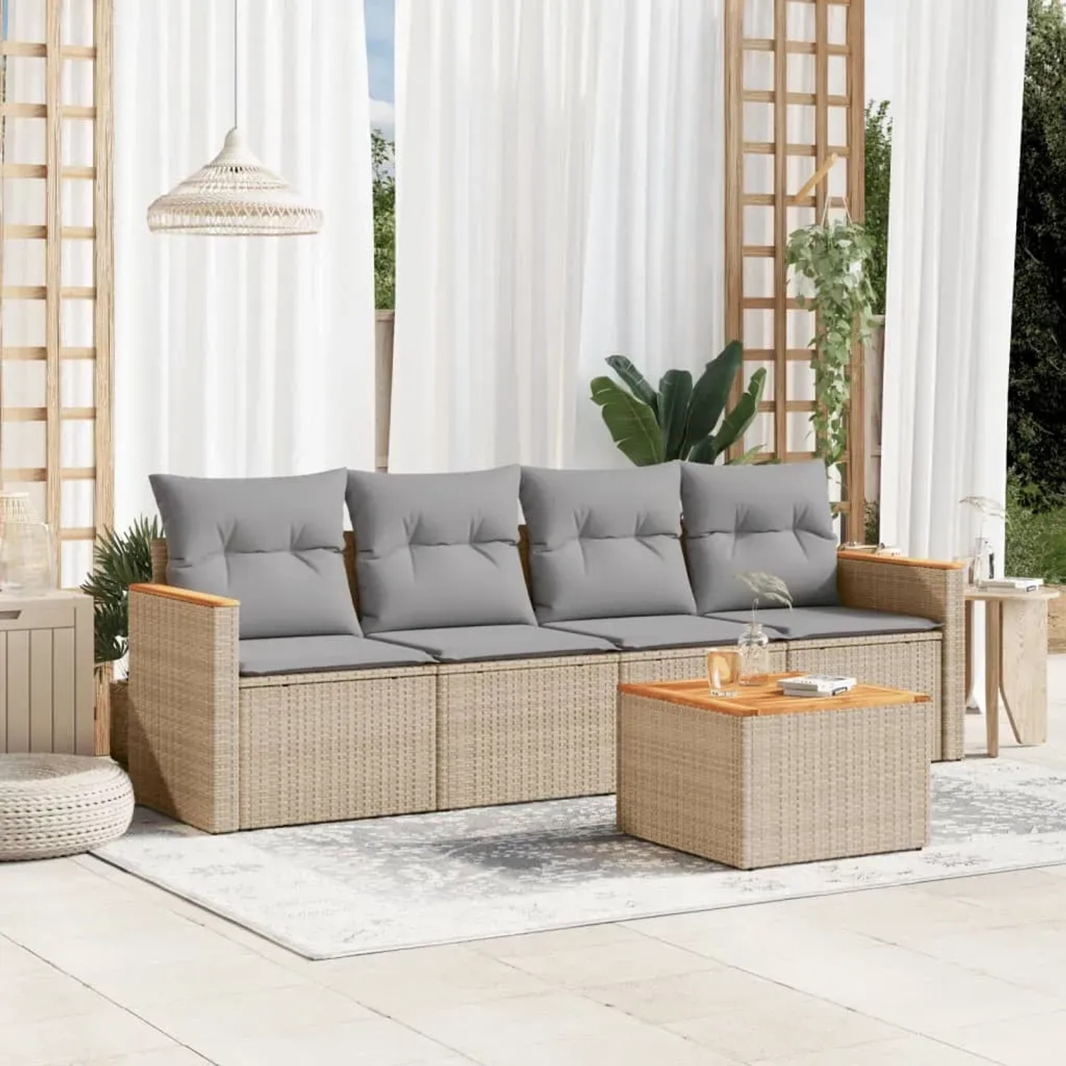 Beige 5-tlg. Garten-Sofagarnitur aus Rattan mit grauen Kissen und Tisch für Terrasse oder Garten.