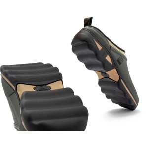 Khakifarbener Rouchette Clog Clean Land Gartenschuh mit schwarzer, profilierter Sohle. Bequem & isolierend.