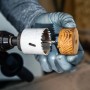 Bosch Lochsäge 44mm im Einsatz: Bohren eines Holzstücks mit einer Bohrmaschine.