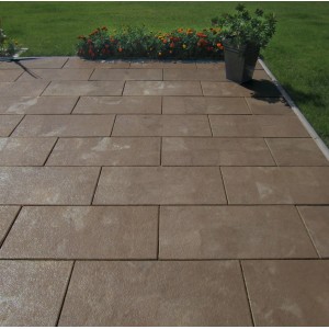 Diephaus Terrassenplatte Finessa Marrone, 80x40 cm, auf einer Terrasse mit Bepflanzung.