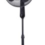 Schwarzer Standventilator, Ø 40 cm, Höhe 120 cm, mit verstellbarer Teleskopstange und stabilem Standfuß.