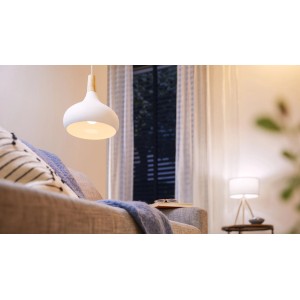 Philips Smart LED Lampe E27 in Weiß, warmes Licht im Wohnraum.