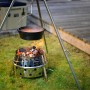 Petromax Atago Grill-Set mit Dutch Oven über Feuerstelle. Camping-Kochstelle mit Dreibein.