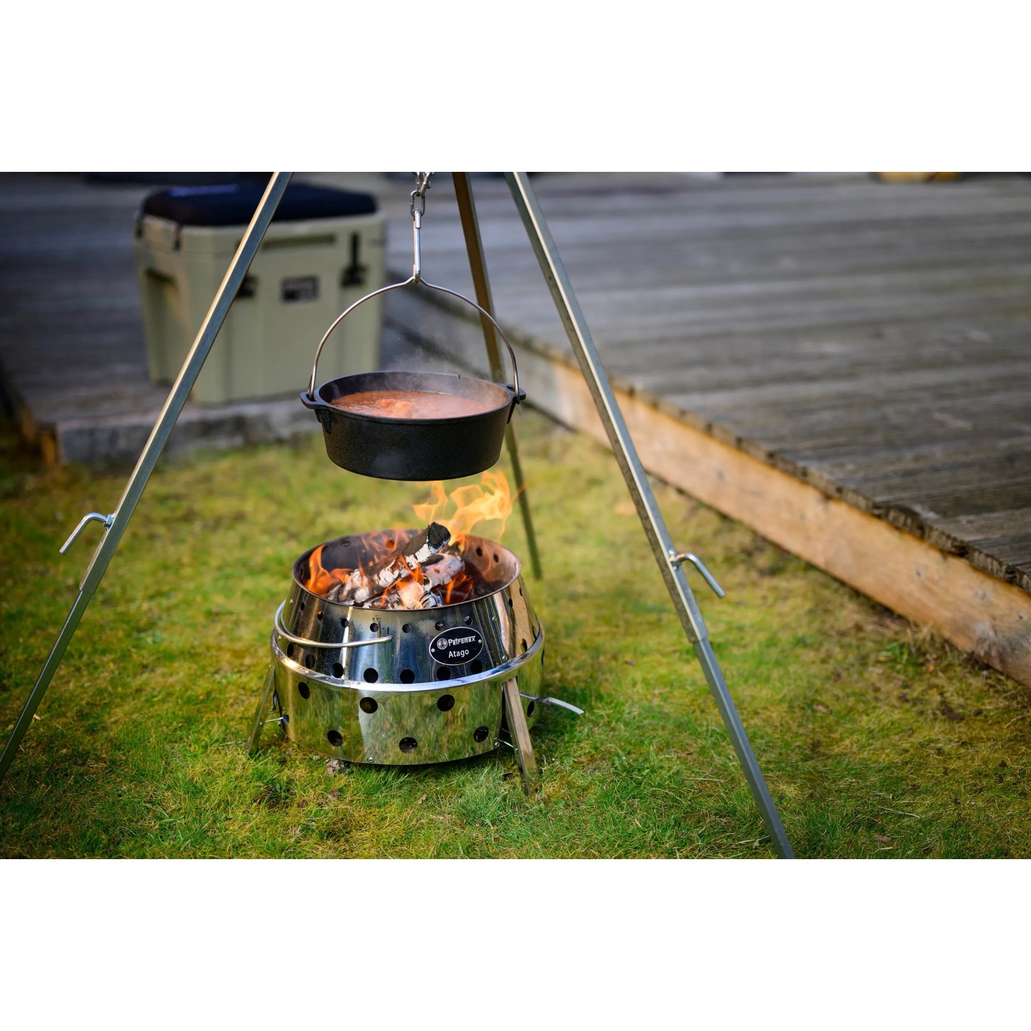 Petromax Atago Grill-Set mit Dutch Oven über Feuerstelle. Camping-Kochstelle mit Dreibein.