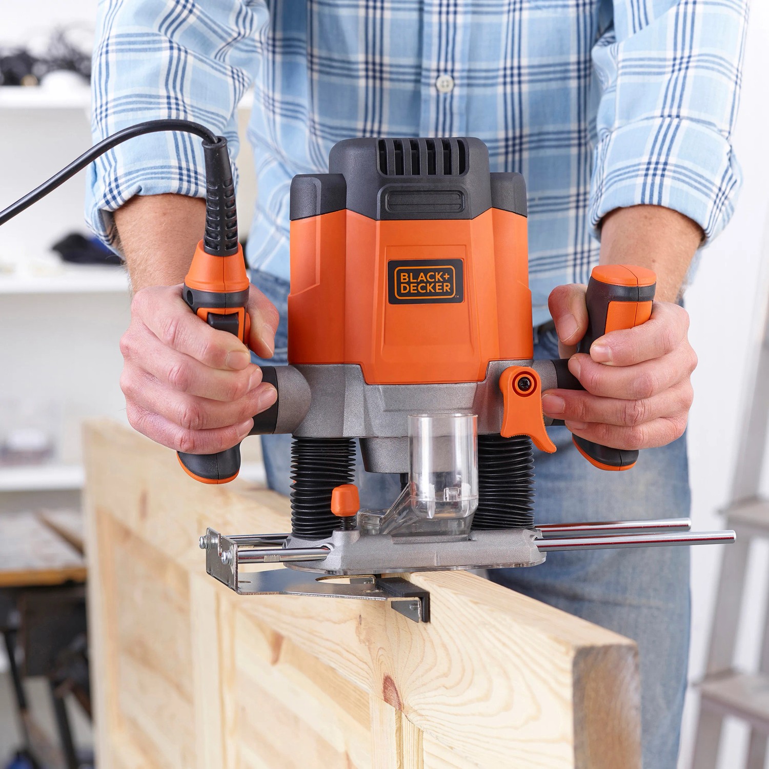 Black+Decker Oberfräse KW1200E in Aktion beim Fräsen von Holz.