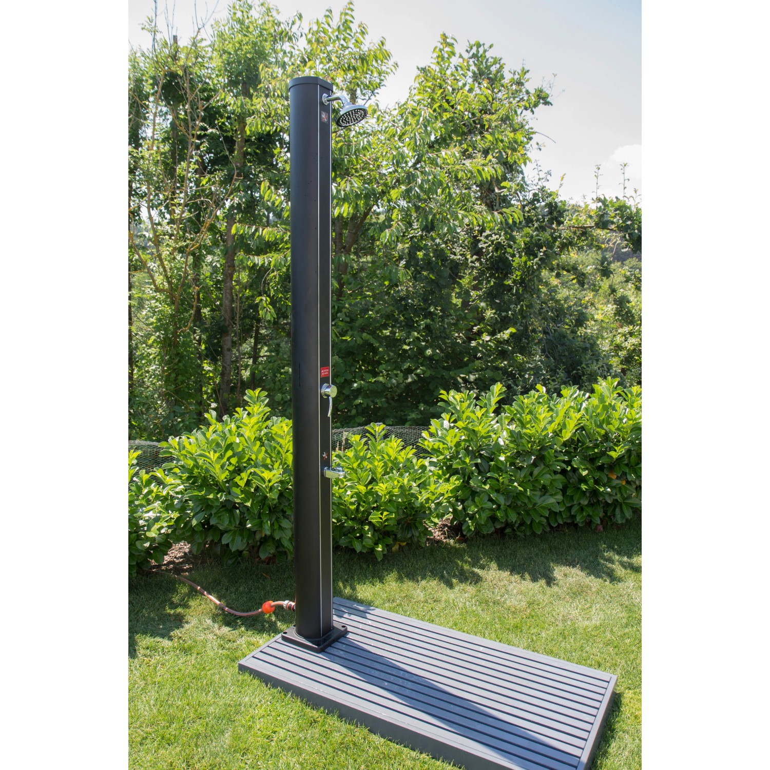 Steinbach Bodenelement für Solardusche oder Leiter aus WPC, montiert im Garten.