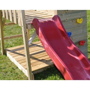 Detailansicht: Wendi Toys Kinderspielturm mit roter Rutsche und Kletterwand.