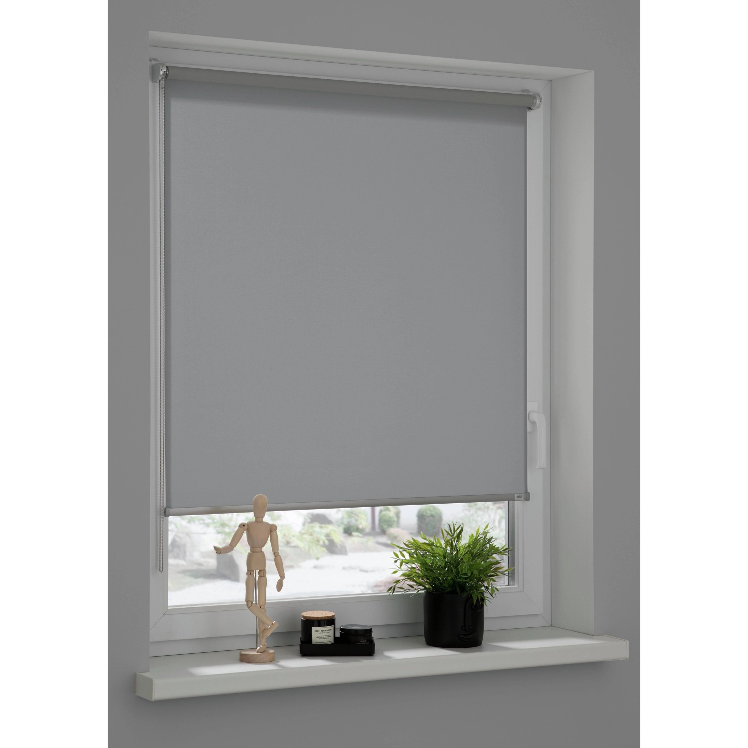Anthrazitfarbenes Schöner Wohnen Tageslicht-Rollo Tizia, 80x210 cm, am Fenster montiert.