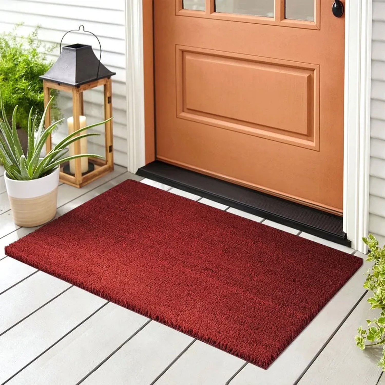 Rote KARAT Kokosmatte 40x60 cm als Fußabtreter vor einer Haustür.