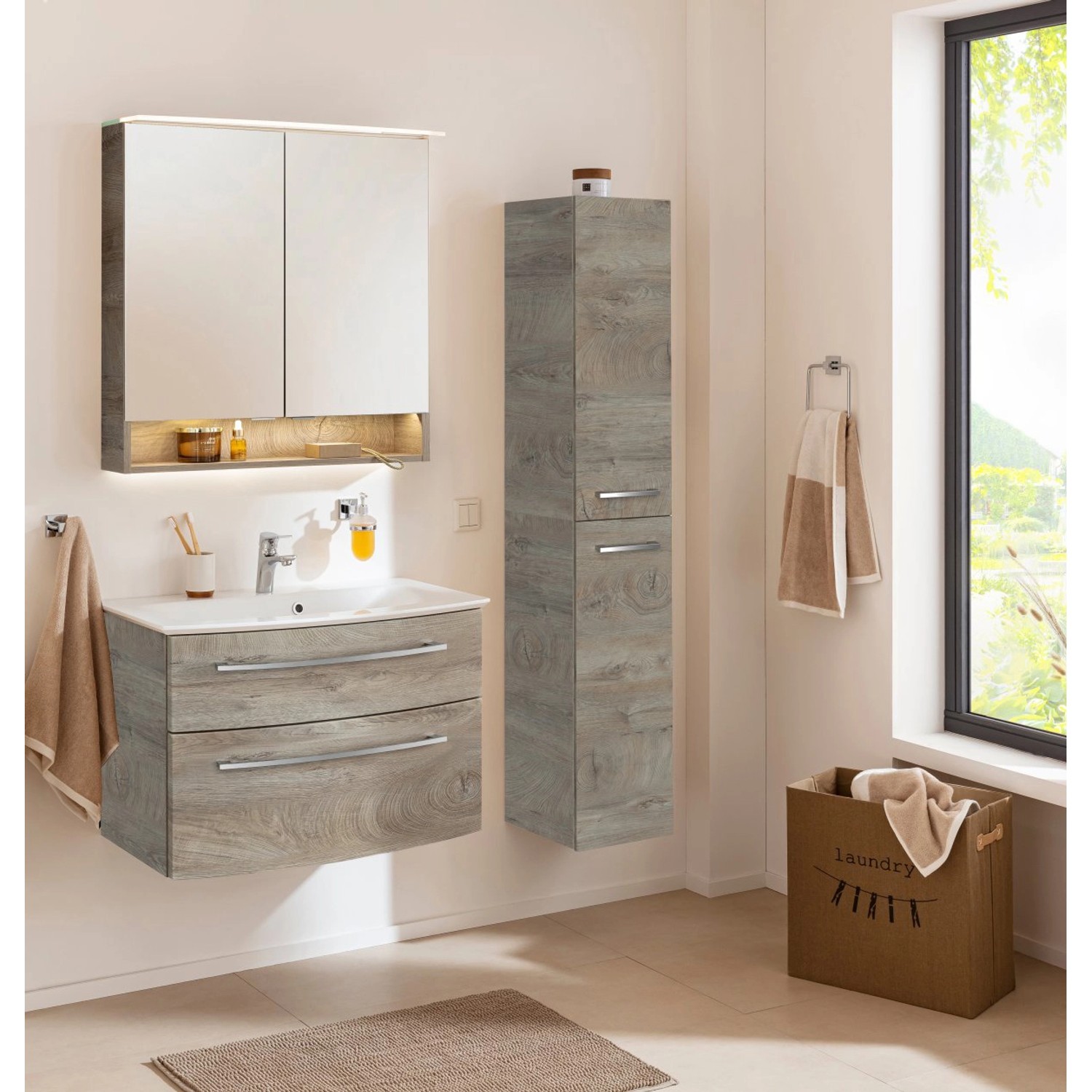 Fackelmann Bad-Hochschrank B.Style Eiche Natur, 30 cm breit, im Badezimmerambiente.