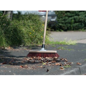 LUX Besenkopf Südharzer 60 cm mit Holzstiel beim Kehren von Laub auf Asphalt.