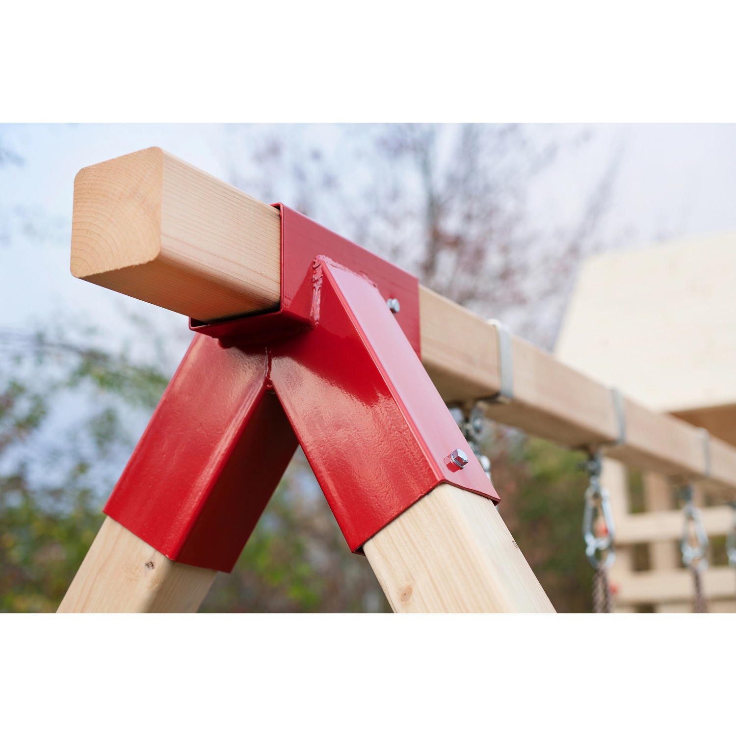 Detailaufnahme: Rote Metallverbindung eines WEKA Doppel-Schaukel Funny 2 Spielturms.