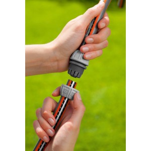Gardena Reparator für 13 mm (1/2) und 15 mm (5/8) Gartenschläuche in Verwendung.