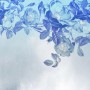 Komar Fototapete Blue Aura: Blaue Blüten und Blätter auf hellem Grund, 350x250 cm.
