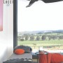 Graphitfarbener Lucci Air Deckenventilator Airfusion Climate II mit Fernbedienung im Wohnraum.