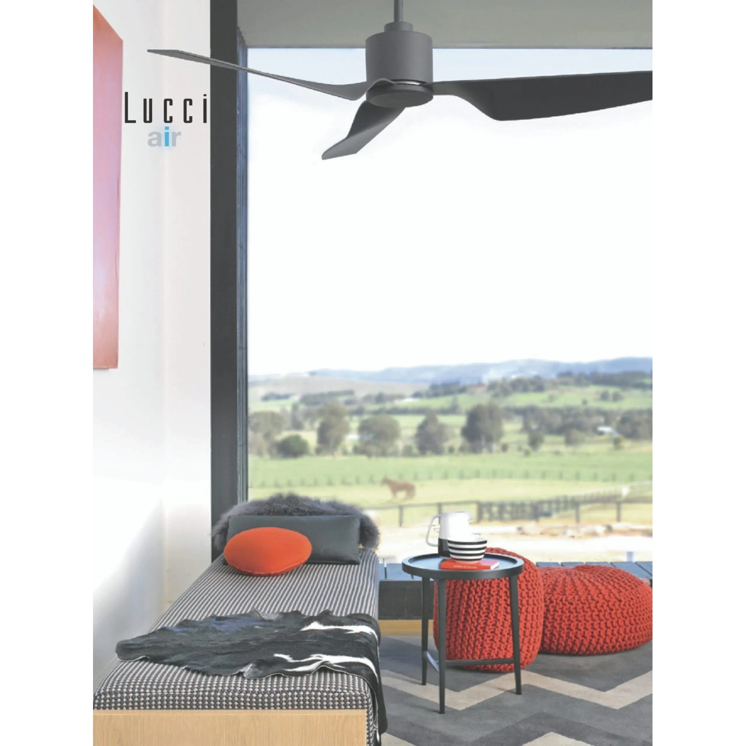 Graphitfarbener Lucci Air Deckenventilator Airfusion Climate II mit Fernbedienung im Wohnraum.