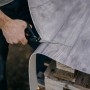 Zahnung der Fiskars Amplify Hardware-Schere schneidet grauen Vinylboden. Schere: 21 cm.