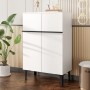 Weißer okwish Schuhschrank mit Doppeltüren und schwarzem Akzent. Moderner Stauraum für Eingang und Wohnzimmer.