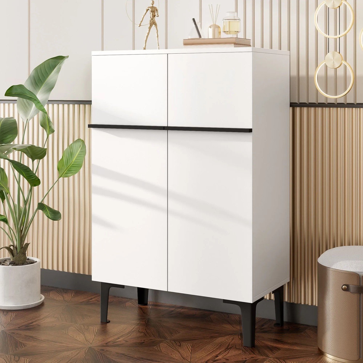 Weißer okwish Schuhschrank mit Doppeltüren und schwarzem Akzent. Moderner Stauraum für Eingang und Wohnzimmer.
