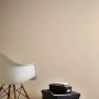 Uni Tapete in Creme (PROFHOME 306896-GU) an Wand, mit Stuhl und Deko. Dekorative Tapeten für Wohnraum.