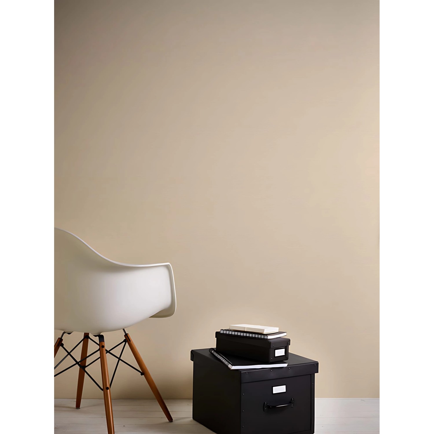 Uni Tapete in Creme (PROFHOME 306896-GU) an Wand, mit Stuhl und Deko. Dekorative Tapeten für Wohnraum.