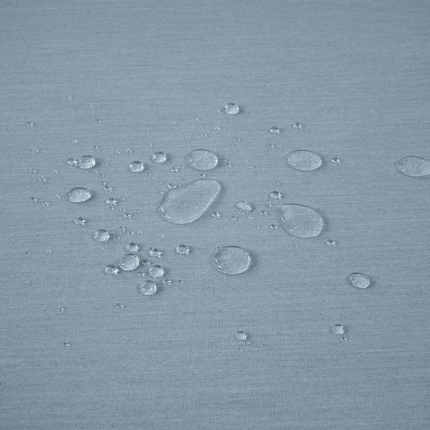 Wasserabweisender Bezug der blauen MCW Alu-Garten-Garnitur, Wasser perlt ab.