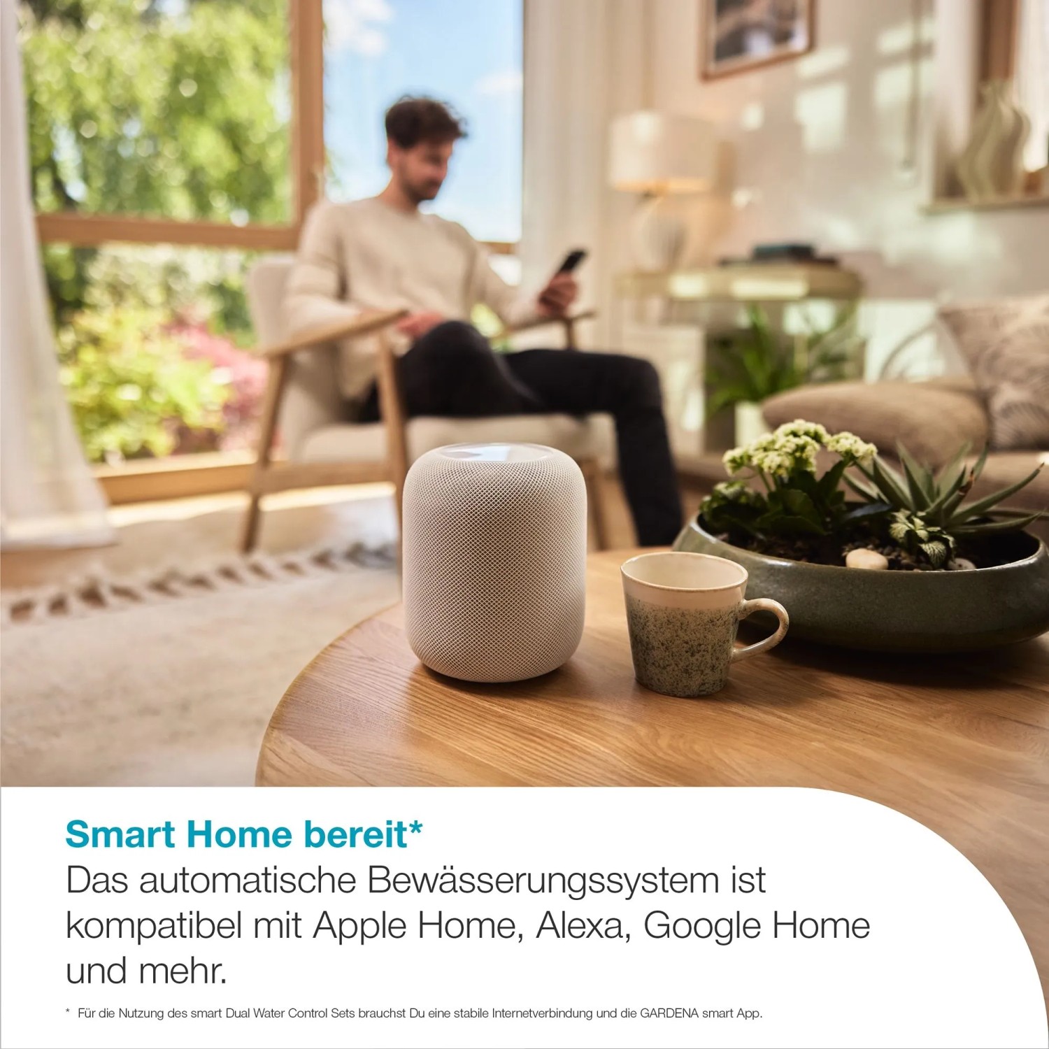 Gardena Smart Dual Water Control mit Gateway auf Tisch, Smart Home Integration im Hintergrund.