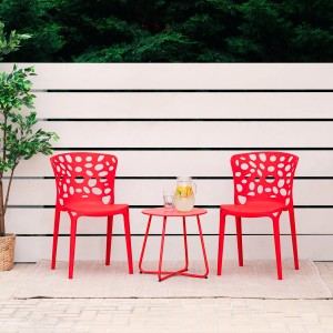 Rotes Homestyle4u Gartenstuhl 2er Set mit Lochmuster und kleinem Tisch auf Terrasse.