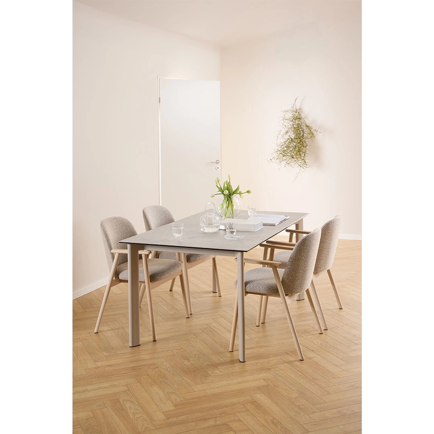 Esszimmer mit Esstisch und ebuy24 Leo Esszimmerstühlen mit Armlehnen in Bouclé Beige.