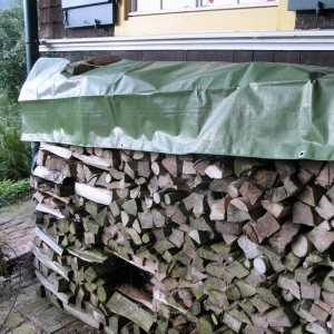 Holz-Abdeckplane (6x1,5m) schützt Holzstapel vor Witterungseinflüssen.