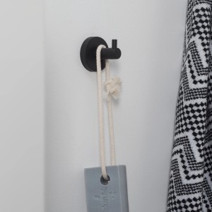 Schwarzer Tiger Haken Boston aus Edelstahl, 5x5 cm, mit Seife am Haken.