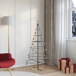 Schwarzer, konischer Weihnachtsbaum aus Stahl, 150 cm hoch, mit goldenen Kugeln und Holzständer im Wohnzimmer.