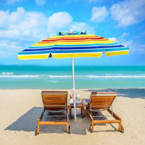 Bunter COSTWAY Sonnenschirm 200 cm am Strand mit Liegen und Getränkehalter.