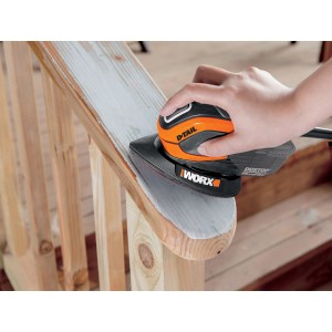 Worx Multischleifer WX648 in Aktion beim Schleifen eines Holzgeländers.