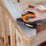 Worx Multischleifer WX648 in Aktion beim Schleifen eines Holzgeländers.