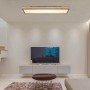 Rechteckige LED-Deckenleuchte Doro in Holzfarben/Graphit (120x30 cm) im Wohnraum.
