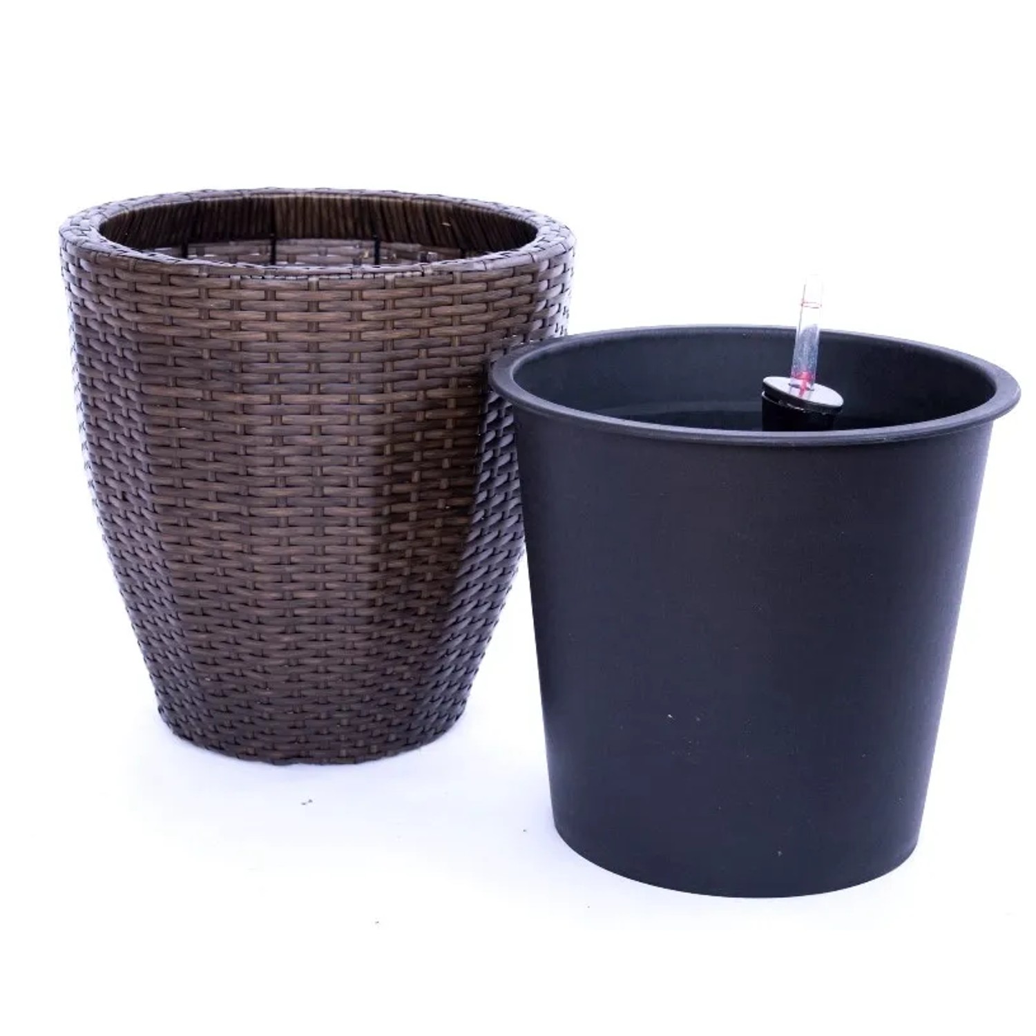 Mocca-farbener, konischer Polyrattan Pflanzkübel (D37xH37cm) mit Pflanzeinsatz.